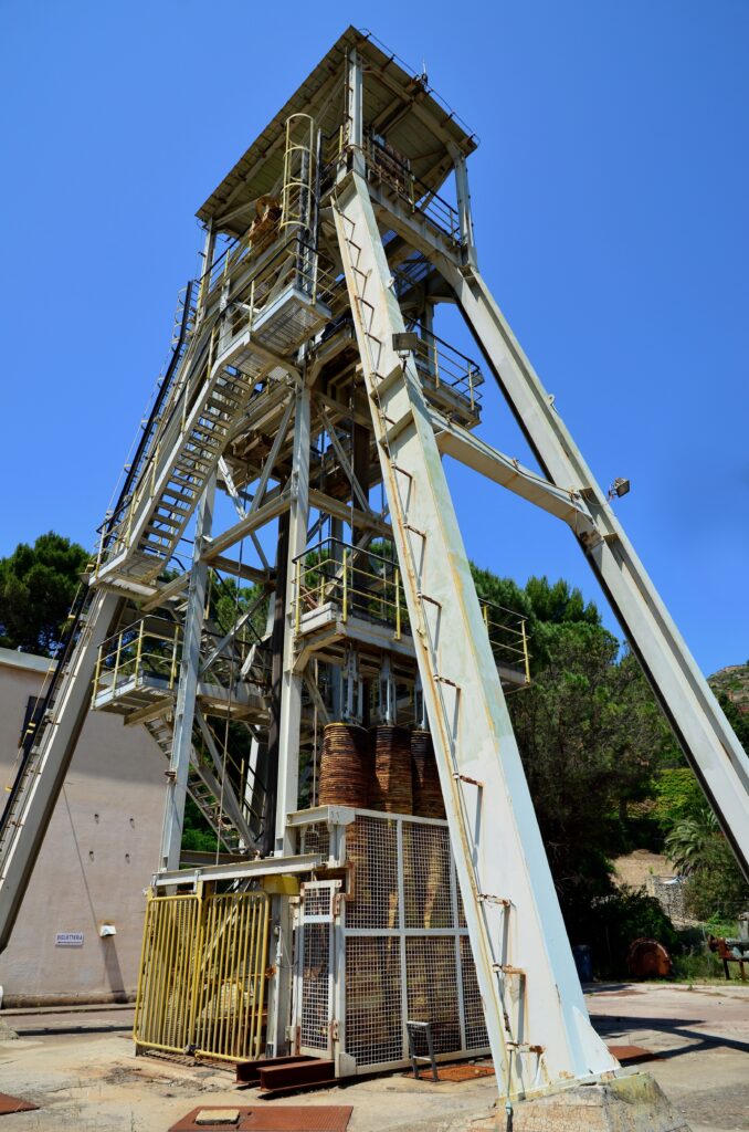 Il Pozzo “Papa Giovanni Paolo II”, presso la Miniera di Monteponi a Iglesias. Fu utilizzato dal Pontefice nel 1985 durante la sua storica visita agli impianti minerari dell’Iglesiente (Foto Alberto Monteverde PGSAS) Il Pozzo “Papa Giovanni Paolo II”, presso la Miniera di Monteponi a Iglesias. Fu utilizzato dal Pontefice nel 1985 durante la sua storica visita agli impianti minerari dell’Iglesiente (Foto Alberto Monteverde PGSAS)