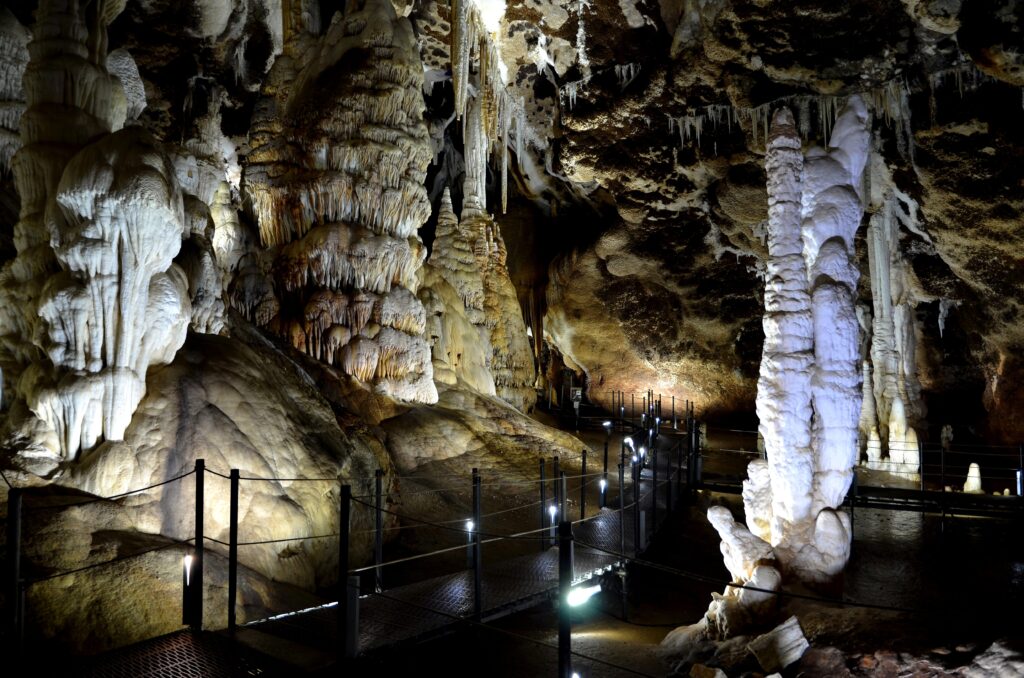 La Grotta di Santa Barbara a Iglesias. Si tratta di una vera e propria opera d'arte sotterranea, unica al mondo per magnificenza e rarità delle sue formazioni (Foto Alberto Monteverde PGSAS) La Grotta di Santa Barbara a Iglesias. Si tratta di una vera e propria opera d'arte sotterranea, unica al mondo per magnificenza e rarità delle sue formazioni (Foto Alberto Monteverde PGSAS)